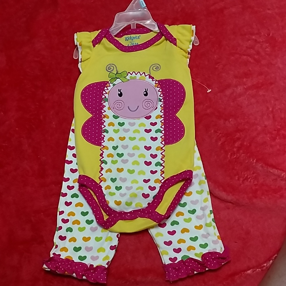 Never worn 6-9 month set